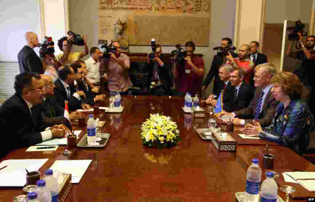 نبیل فهمی وزیر خارجه مصر (چپ) در دیدار با کاترین اشتون، مسئول سیاست خارجی اتحادیه اروپا. مقامات اتحادیه با گروه های مختلف از جمله اخوان المسلمین دیدار کردند - نهم مهر ۱۳۹۲