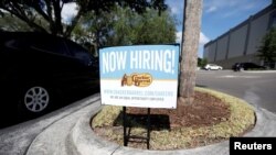 Un restaurante Cracker Barrel anuncia ofertas de empleos en Tampa, Florida, el 1 de junio de 2021.