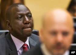 Phó Tổng thống Kenya William Ruto (trái) cùng Cố vấn Quốc phòng Karim Khan (phải) chờ phiên xử bắt đầu (10/9/2013)