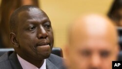 Dalam foto tertanggal 10/9/2013 ini Wapres Kenya William Ruto (kiri) didampingi pengacaranya Karim Khan, menunggu persidangannya di ICC Den Haag. 