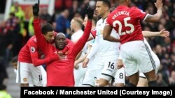 Romelu Lukaku de Manchester United, à genou mains levées, après avoir marqué son centième but en Premier League contre Swansea, 31 mars 2018. (Facebook/Manchester United)