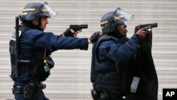 Des policiers en pleine opération à Saint-Denis