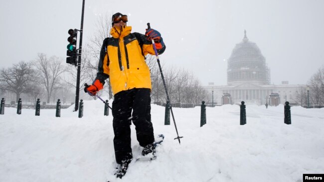 Người dân thủ đô Washington và vùng phụ cận cũng đang chuẩn bị đón bão tuyết.
