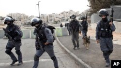 Polisi anti-huru-hara Israel berpatroli di perkampungan Issawiyeh yang dihuni warga Arab di Yerusalem tanggal 20 Oktober 2015.