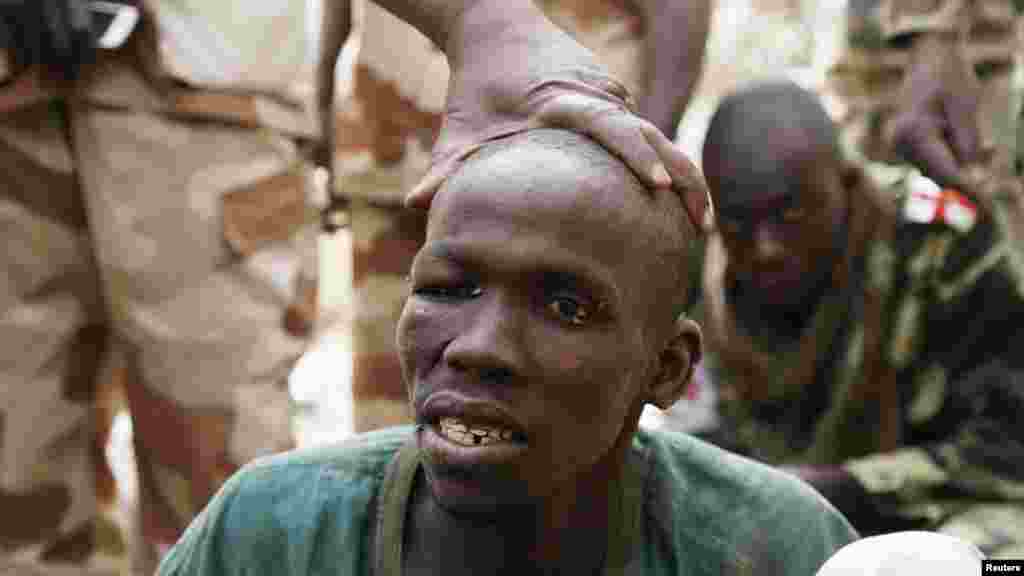 L&#39;armée tchadienne a présenté cet homme comme un prisonnier qu&#39;elle a fait, appartenant au groupe d&#39;insurgés Boko Haram, Gambaru, le 26 février 2015.