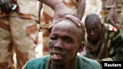 Un homme que l'armée tchadienne a capturé et présenté comme un membre du groupe islamiste Boko Haram au village de Gambaru qu'ils ont repris le 26 février 2015.