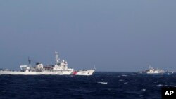 Tàu Tuần duyên Trung Quốc số hiệu 3411 (trái) và tàu Tuần duyên Việt Nam số hiệu 4032 trong khu vực Biển Đông mà cả hai đều tuyên bố thuộc lãnh hải của mình.