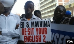 Abatshengisela emigwaqweni bathothoza uMnangagwa lomphathi wezemfundo.