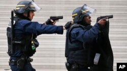 Des policiers à Saint-Denis, en France, le 18 novembre 2015. (AP Photo/Francois Mori)