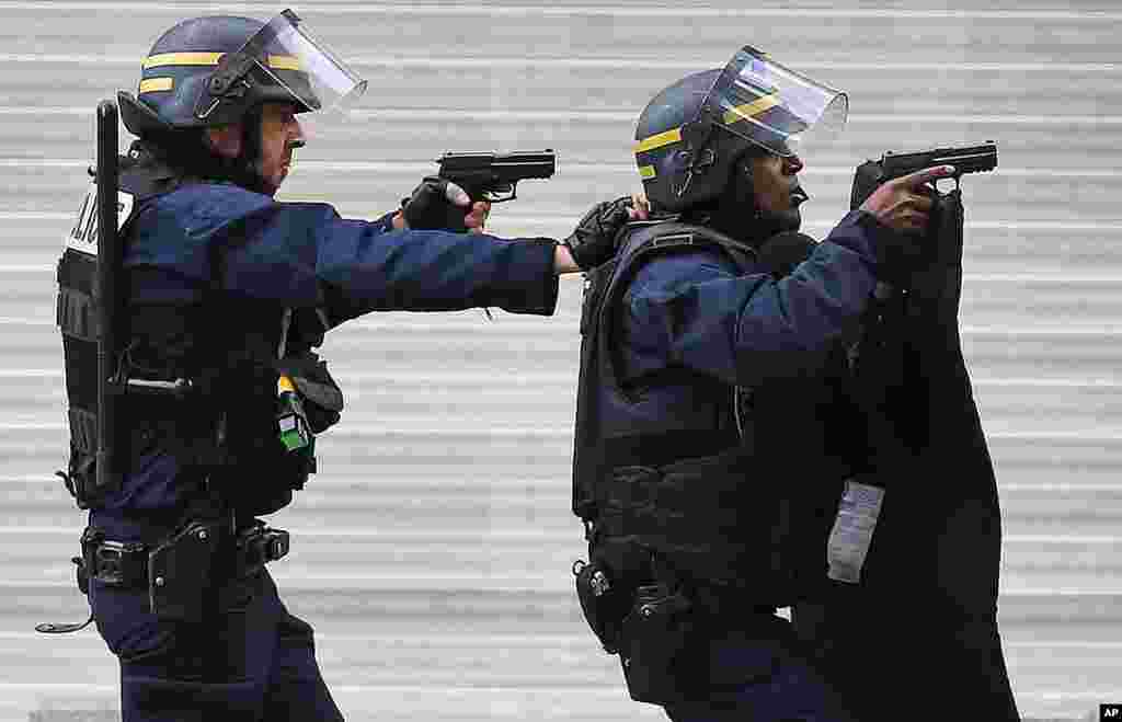 Les forces spéciales en plein assaut contre des personnes présumées liées aux attaques meurtrières dans la capitale française, à Saint-Denis,&nbsp;​18 novembre 2015