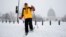 Un esquiador recorre los alrededores del Capitolio, en la capital estadounidense, donde se ha registrado hasta 35 centímetros de nieve.