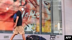 Un indigente duerme frente a una tienda en Times Square, Nueva York, en tiempos de pandemia, el 28 de septiembre de 2020.