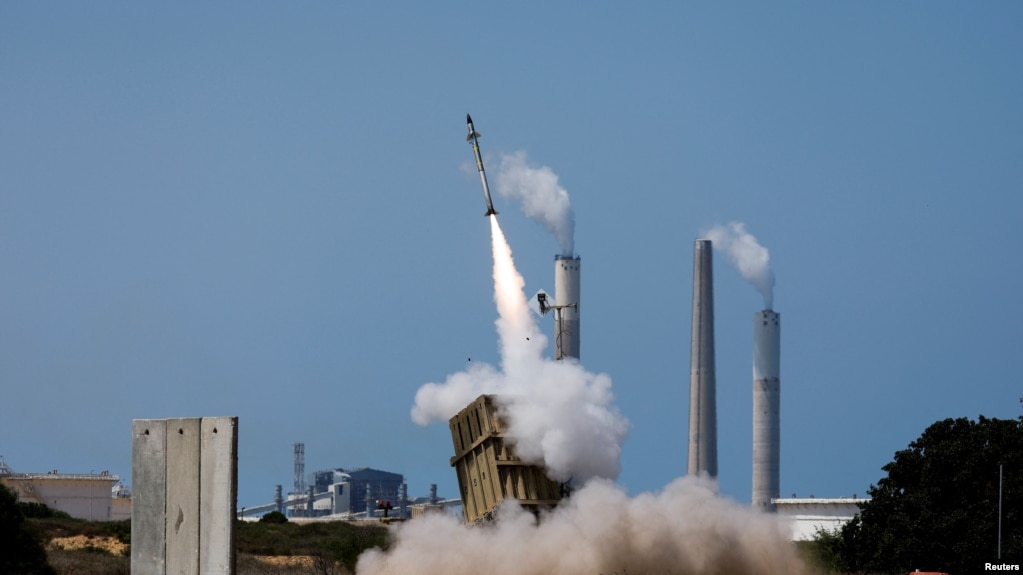 当一枚火箭从加沙地带向以色列发射时，以色列的铁穹反导系统发射一枚拦截导弹。(photo:VOA)