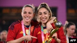 Gelandang bertahan timnas Spanyol Olga Carmona (kanan) merayakan kemenangan timnya meraih trofi Piala Dunia Perempuan 2023 setelah menaklukkan Inggris di babak final dalam pertandingan di Stadion Australia pada 20 Agustus 2023. (Foto: AFP/Franck Fife)