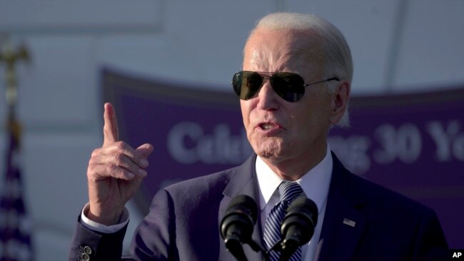 Presidenti Biden duke folur gjatë një aktiviteti në Uashington (12 shtator 2024)