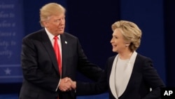 Donald Trump (kiri) berjabat tangan dengan Hillary Clinton usai acara debat Capres kedua di Washington University di kota St. Louis, Minggu (9/10). 