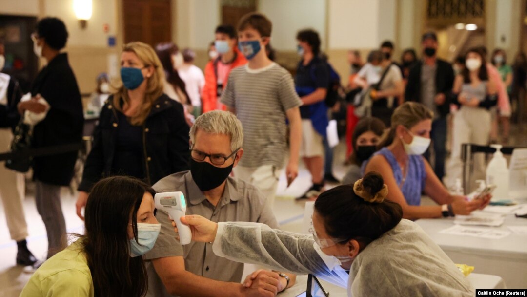 Jane Hassebroek sedang menjalani pemeriksaan suhu tubuh sebelum vaksinasi COVID-19 di American Museum of Natural History, di Manhattan, Kota New York, 14 Mei 2021. (Foto: Caitlin Ochs/Reuters)