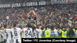 Les joueurs de la Juventus portent en triomphe leur gardien de but Gianluigi Buffon en signe d’adieu au Stade Olympique, Juventus, 19 mai 2018. (Twitter/FC Juventus)