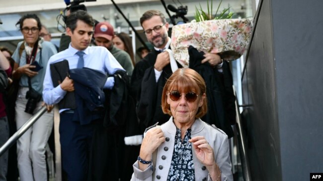 Gisele Pelicot meninggalkan pengadilan Kota Avignon bersama pengacaranya di tengah persidangan perkosaan massal oleh mantan suaminya, 17 September 2024. Mantan suami Pelicot dituduh membius Pelicot dan mengundang pria lain untuk memperkosanya selama hampir 10 tahun. (Foto: AFP)