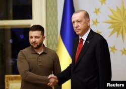 Presiden Ukraina Volodymyr Zelenskyy bertemu Presiden Turki Recep Tayyip Erdogan di Istanbul, Jumat (7/7).