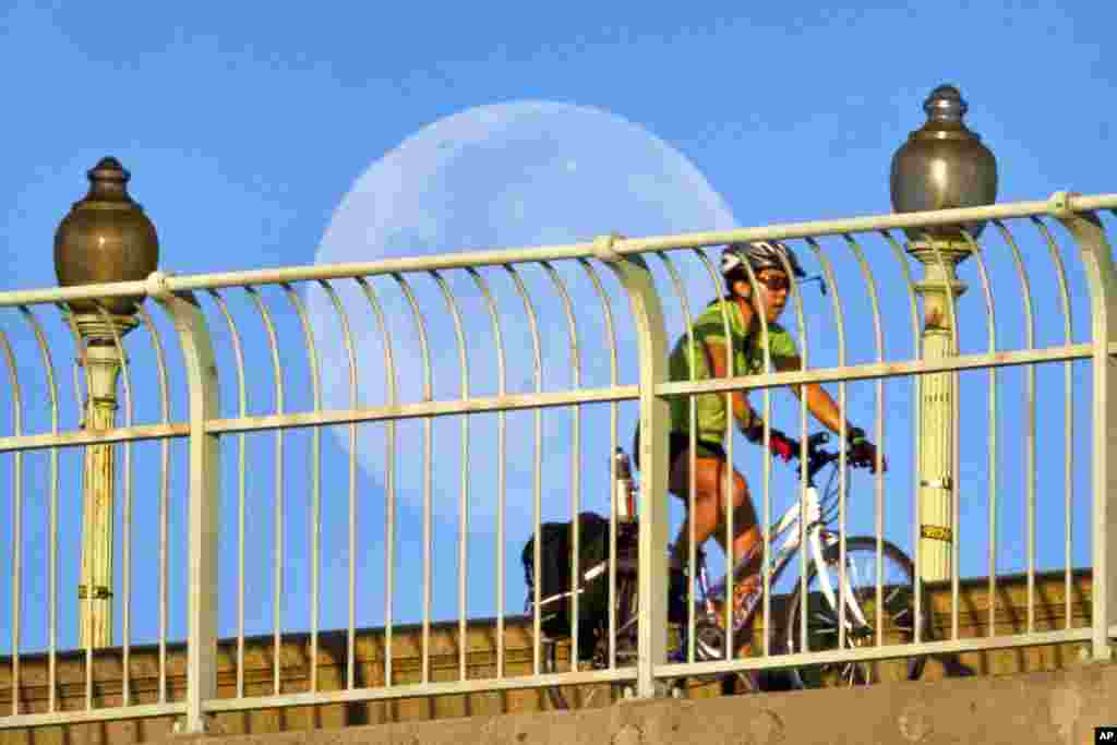 دوچرخه سواری همزمان با ظاهر شدن ماه کامل در آسمان پایتخت آمریکا