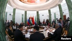 Pertemuan para pemimpin BRICS di Strelna, dekat Petersburg, 5 September tahun lalu (Foto: dok). Lima negara ekonomi kuat dari negara berkembang ini akan meluncurkan organisasi saingan Bank Dunia dan IMF, Selasa (15/7).