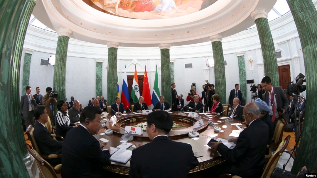 Pertemuan para pemimpin BRICS di Strelna, dekat Petersburg, 5 September tahun lalu (Foto: dok). Lima negara ekonomi kuat dari negara berkembang ini akan meluncurkan organisasi saingan Bank Dunia dan IMF, Selasa (15/7).