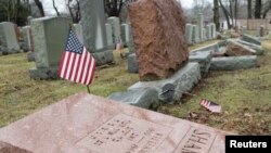 Una tumba profanada en un cementerio judío en un suburbio de St. Louis, Missouri.