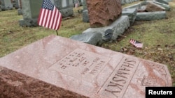 Une des plus de 170 tombes vandalisées dans le cimetière de Chesed Shel Emeth à University City, dans la banlieue de St Louis, au Missouri, le 21 février 2017. (Reuters / Tom Gannam)