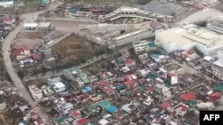 Foto udara bangunan yang rusak di provinsi pulau Catanduanes dari udara, akibat hantaman Topan Goni, 2 November 2020. (Foto oleh Handout / Penjaga Pantai Filipina / AFP)