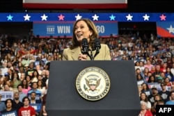 Wakil Presiden AS dan calon presiden dari Partai Demokrat Kamala Harris berpidato saat kampanye di Desert Diamond Arena di Glendale, Arizona, pada 9 Agustus 2024. (Foto: Robyn Beck/AFP)