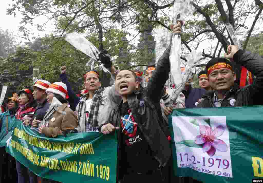Người biểu tình hô khẩu hiệu chống Trung Quốc trong lễ tưởng niệm 35 cuộc chiến biên giới Việt-Trung tại Hà Nội, ngày 16/2/2014.