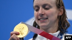 Katie Ledecky poses with her medal after the final of the women's 800m freestyle swimming event during the Tokyo 2020 Olympic Games at the Tokyo Aquatics Centre in Tokyo on July 31, 2021.