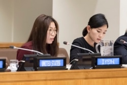 뉴욕 유엔본부에서 열린 북한 인권 행사에서 탈북자 지현아 씨(왼쪽)가 북한에서 겪은 인권 유린 실태를 증언하고 있다.
