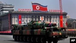 북한이 지난 2012년 4월 태양절 기념 열병식에서 공개한 이동형 대륙간탄도미사일. (자료사진)