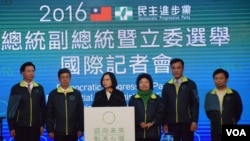 台灣民進黨候選人蔡英文(左三)當選台灣史上首位女總統 (美國之音特約記者 湯惠芸拍攝)
