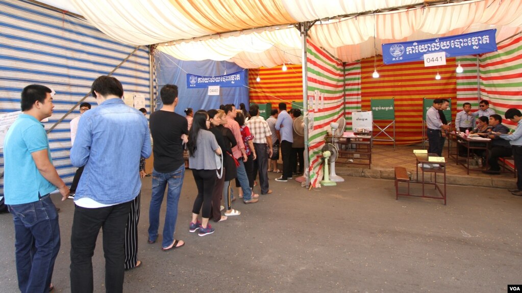 ážšáž¼áž”áž¯áž€ážŸáž¶ážšáŸ– áž”áŸ’ážšáž‡áž¶áž‡áž“ážˆážšážáž˜áŸ’ážšáž„áŸ‹áž‡áž½ážšážšáž„áŸ‹áž…áž¶áŸ†áž…áž¼áž› áž’áŸ’ážœáž¾áž€áž¶ážšáž”áŸ„áŸ‡áž†áŸ’áž“áŸ„ážáž“áŸ…áž–áŸ’ážšáž¹áž€ážáŸ’áž„áŸƒáž‘áž¸áŸ¢áŸ© ážáŸ‚ áž€áž€áŸ’áž€ážŠáž¶ áž†áŸ’áž“áž¶áŸ† áŸ¢áŸ áŸ¡áŸ¨ áž“áŸ…áž€áž¶ážšáž·áž™áž¶áž›áŸáž™áž”áŸ„áŸ‡áž†áŸ’áž“áŸ„áž Â«ážŸáž¶áž›áž¶áž‚ážšáž»áž€áŸ„ážŸáž›áŸ’áž™ážœáž·áž€áŸ’ážšáž·ážáŸ’áž™áž€áž¶ážšáž€áŸ’ážšáž»áž„Â» áž€áŸ’ážšáž»áž„ážáž¶ážáŸ’áž˜áŸ… ážáŸážáŸ’ážáž€ážŽáŸ’ážáž¶áž›áž”áŸ’ážšáž‘áŸážŸáž€áž˜áŸ’áž–áž»áž‡áž¶áŸ” (áž‘áž»áŸ† áž˜áŸ’áž›áž·áŸ‡/VOA) 