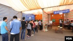 រូបឯកសារ៖ ពលរដ្ឋ​ឈរតម្រង់ជួររង់ចាំចូលបោះឆ្នោតនៅព្រឹកថ្ងៃទី២៩ ខែកក្កដា ឆ្នាំ២០១៨ នៅការិយាល័យបោះឆ្នោត​ក្នុង​សាលាគរុកោសល្យវិក្រិត្យការក្រុង ក្រុងតាខ្មៅ ខេត្តកណ្តាល។ (ទុំ ម្លិះ/វីអូអេ)