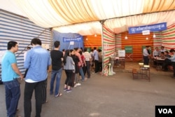 Cambodian citizens line up to vote on July 29, 2018 a polling station in Takmao town, Kandal Province. (Tum Malis/VOA Khmer)