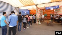 Cambodian voters stand in line to cast their vote on election day, Kandal province, Cambodia, Sunday, July 29, 2018. (Tum Malis/VOA Khmer)