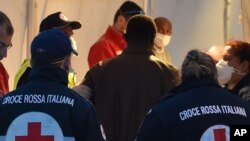 Seorang imigran menanti pemeriksaan medis dekat pelabuhan setelah meninggalkan kapal Penjaga Pantai Italia dekat Siracusa, Sisilia (16/4).