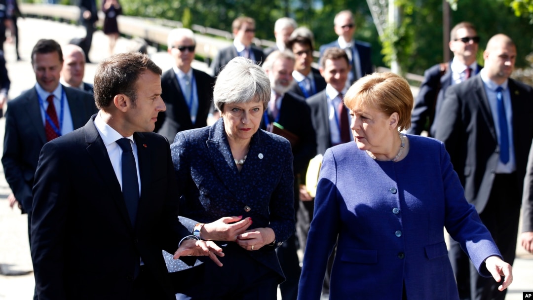 Predsednik Francuske Emanuel Makron (levo) u razgovoru sa britanskom premijerkom Terezom Mej i nemačkom kancelarkom Angelom Merkel u šetnji na samitu Evropske unije i Zapadnog Balakana u Sofiji