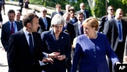 Predsednik Francuske Emanuel Makron (levo) u razgovoru sa britanskom premijerkom Terezom Mej i nemačkom kancelarkom Angelom Merkel u šetnji na samitu Evropske unije i Zapadnog Balakana u Sofiji