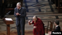 Dalai Lama (tengah) menyambut para pengunjung yang hadir di Katedral Nasional di Washington (7/3).