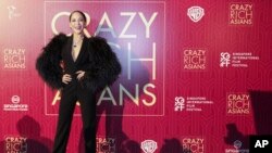 Aktris Fiona Xie berpose di karpet merah dalam acara penayangan perdana film "Crazy Rich Asians," 21 Agustus 2018, di Singapura.