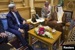 ລັດຖະມົນຕີຕ່າງປະເທດສະຫະລັດ ທ່ານ John Kerry ພົບປະກັບ ກະສັດ Salman ຂອງຊາອຸດີ ອາຣາເບຍ ໃນ Diriyah Farm, ປະເທດຊາອຸດີ ອາຣາເບຍ, ວັນທີ 24 ຕຸລາ 2015.