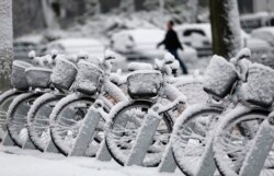 Sepeda tertutup salju setelah hujan salju lebat di kota Bochum, Jerman barat, 30 Januari 2015. (Foto: REUTERS/Wolfgang Rattay)
