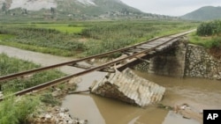 지난 7월30일 북한 평안남도 온천군에서 폭우로 무너진 다리.