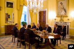 Le président Obama recevant à diner le présindent Moubarak d'Egypte, le roi Abdullah de Jordanie, la secrétaire d'Etat Clinton, le Premier ministre Netanyahu et le président Abbas