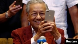 Mahathir Mohamad, former Malaysian prime minister and opposition candidate for Pakatan Harapan (Alliance of Hope), attends a news conference after the general election, in Petaling Jaya, Malaysia, May 9, 2018. 